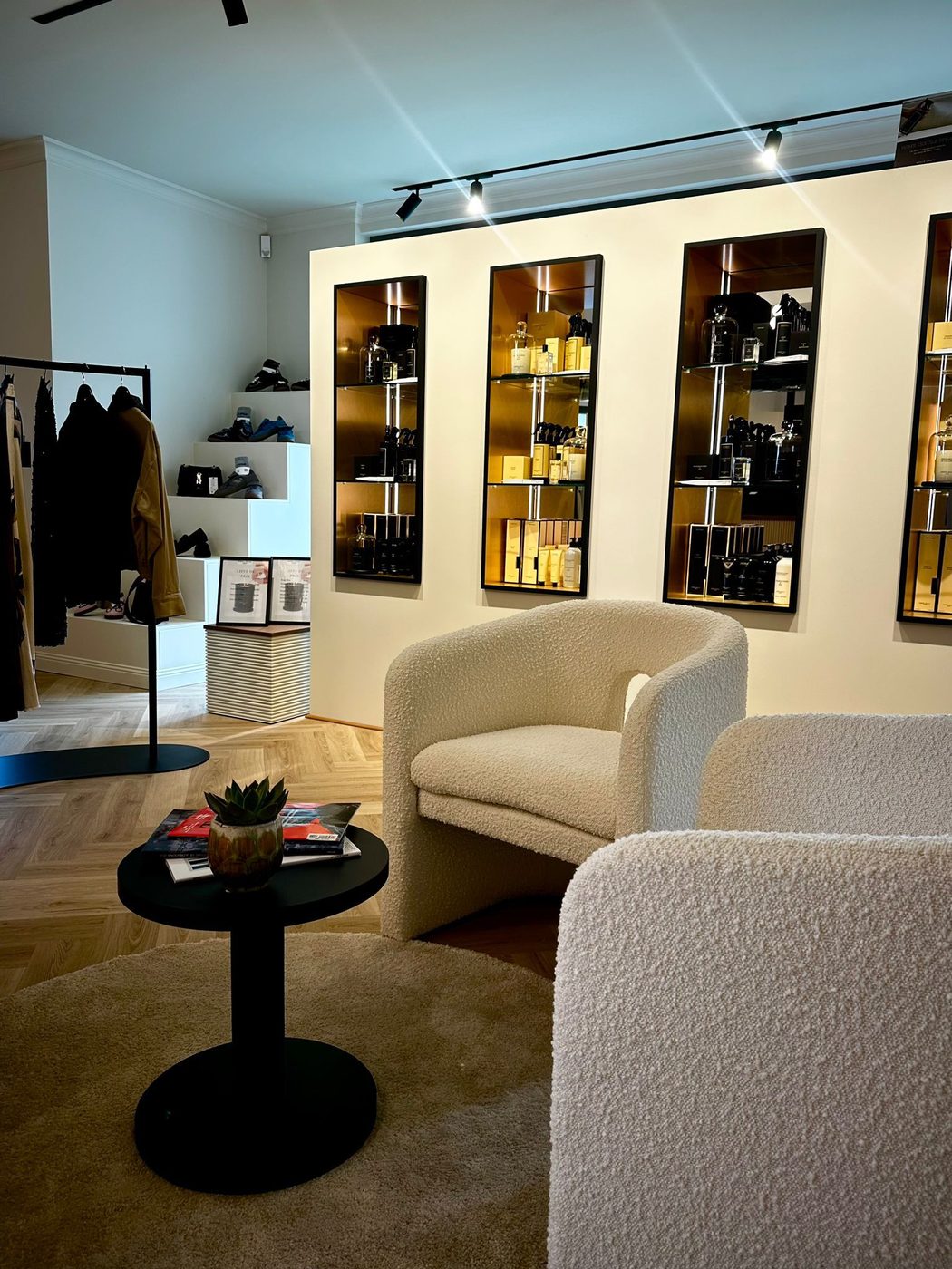 Comptoir et logo Manon Fashion Store